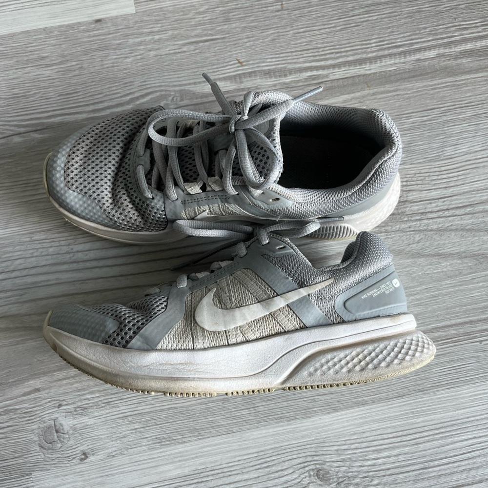 Nike size 7 grey running shoes